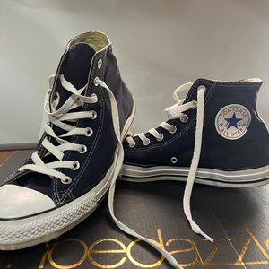 Great condition black Chuck Taylor Converse shoes! Size 11